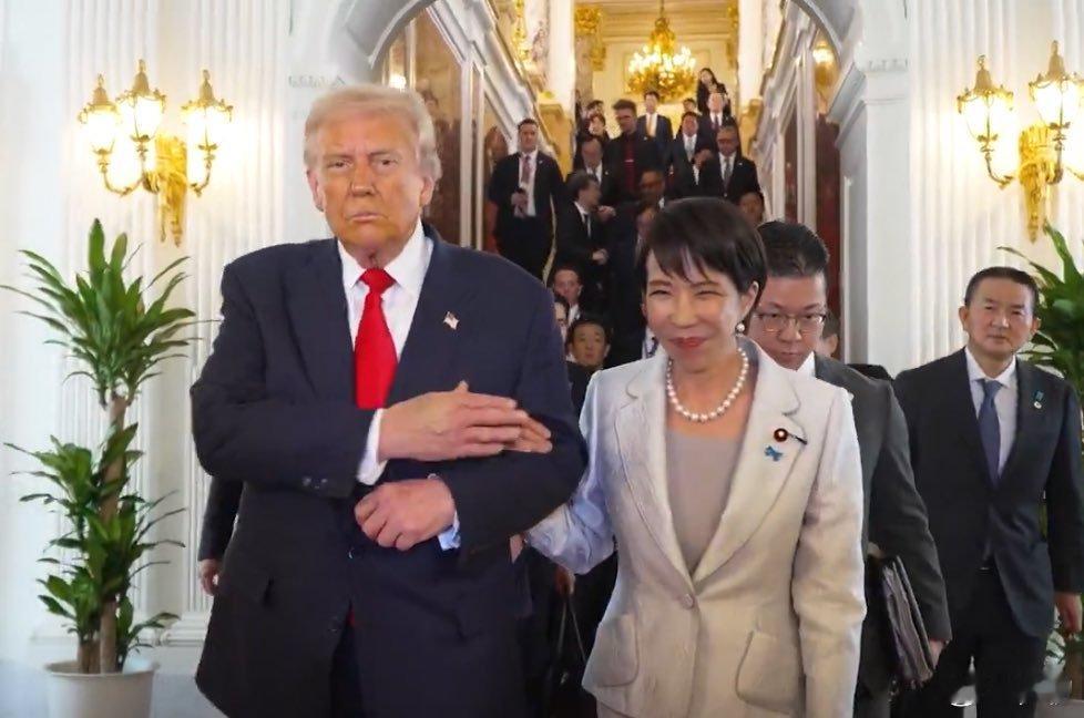 这下我终于相信囼湾人说的：“他阿嫲是自愿的了”。[微笑][微笑][微笑]​​​