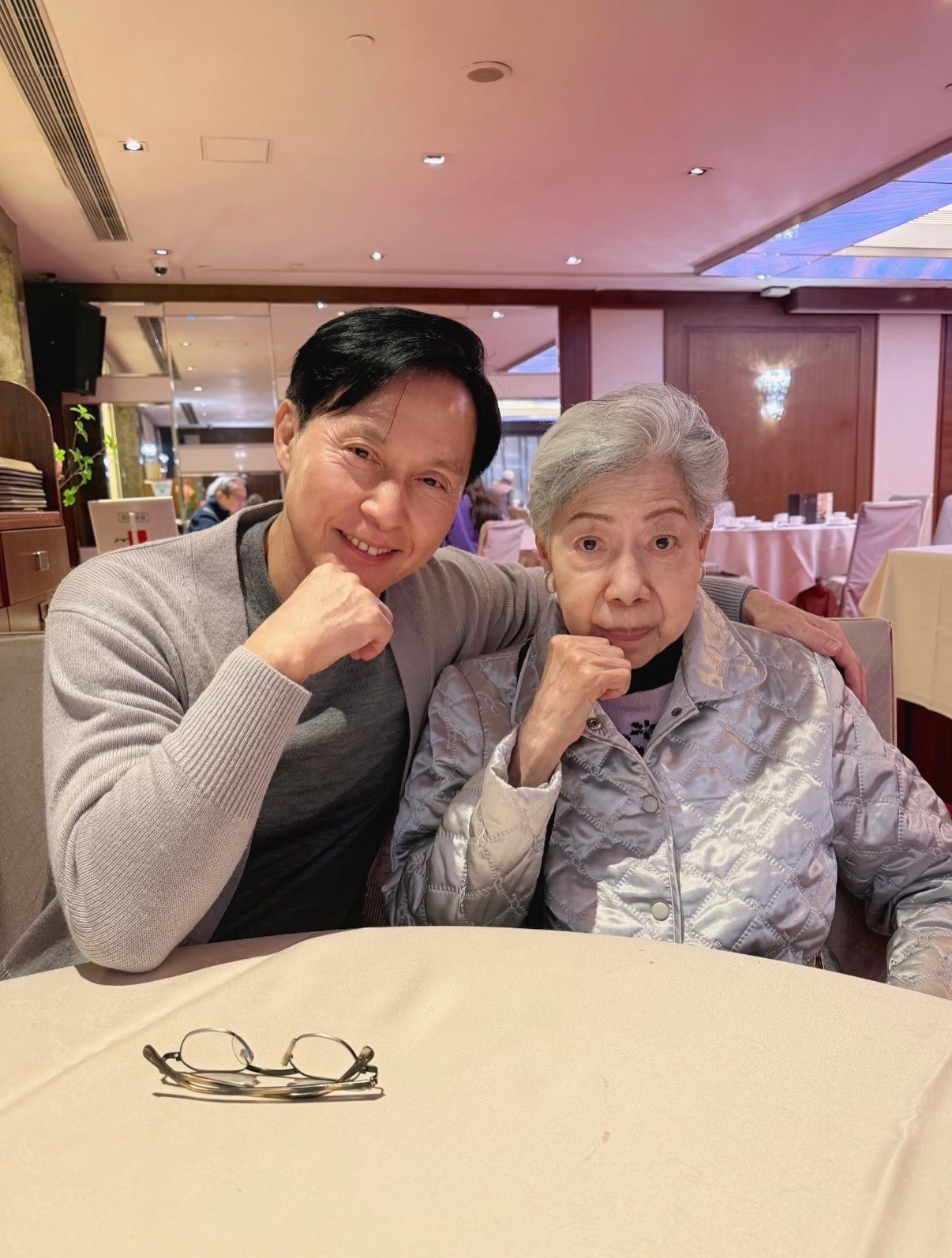 张国强晒跟罗兰合照