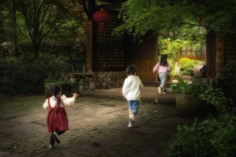 休假回雇主家，得头疼一段时间。孩子的习惯一塌糊涂。动不动就哭，哭了就给看手机。