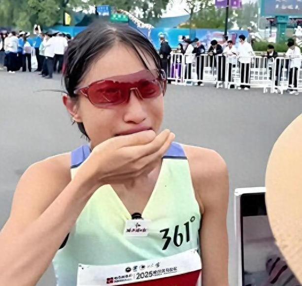 “最快女护士”被处分，是职场规则的胜利，还是对有才者的苛责？那个哭着求领导支持