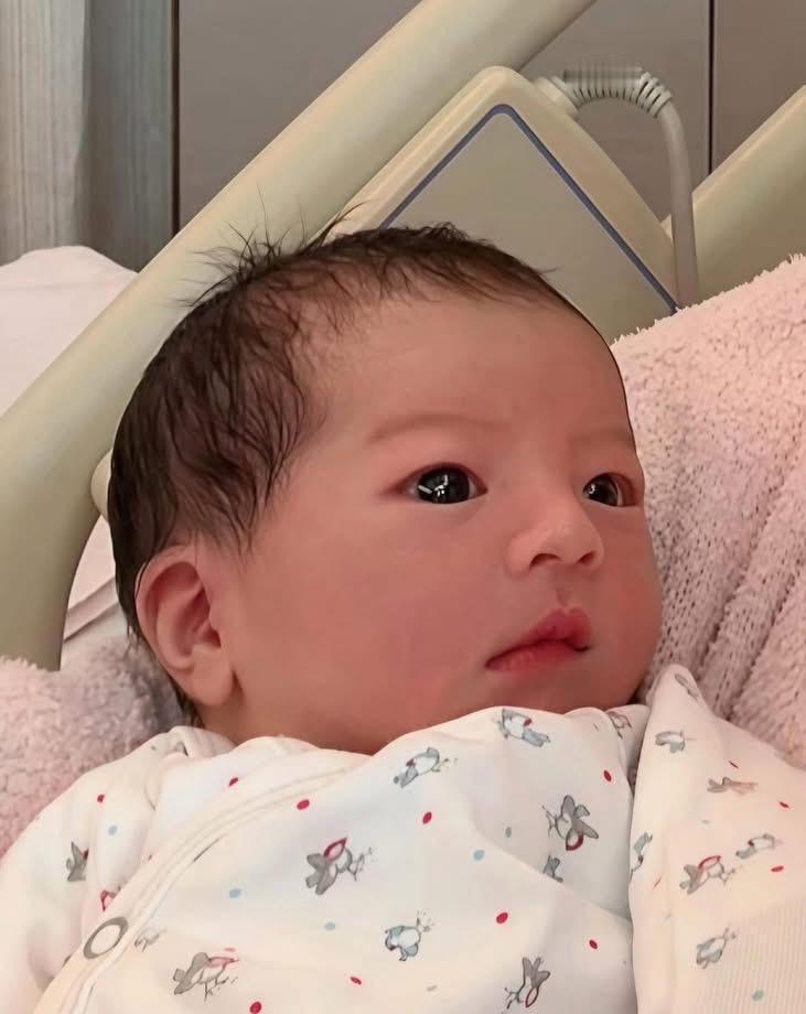 郭富城推着婴儿车，素颜方媛跟在后头，口罩上印着三朵玫瑰。不是明星回家，是爸爸接