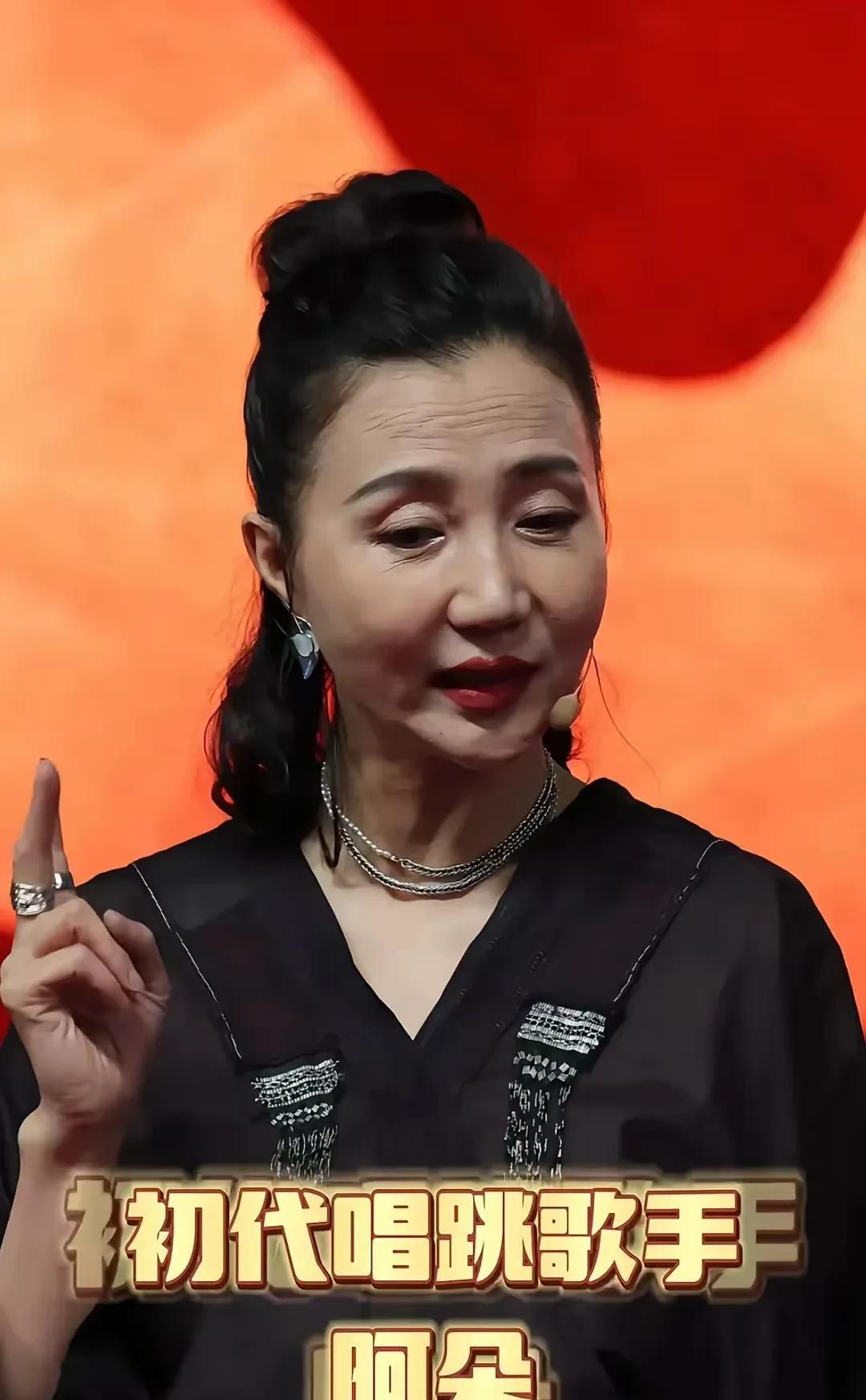 这不是老了的陈好，而是老了的阿朵，阿朵才四十几岁，看起来已经撞脸静白师太。阿朵