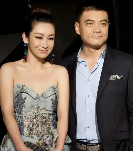 演员秦海璐说当年，我费尽心思把王新军追到手之后突然有一天他告诉我，亲爱的，我