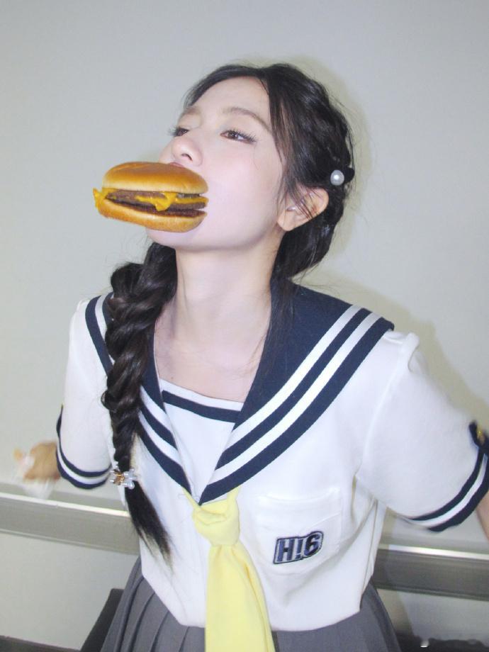 李兰迪李兰迪hi6两套造型李兰迪我保证你是公主谁被李兰迪甜晕我不说！！水手服一穿