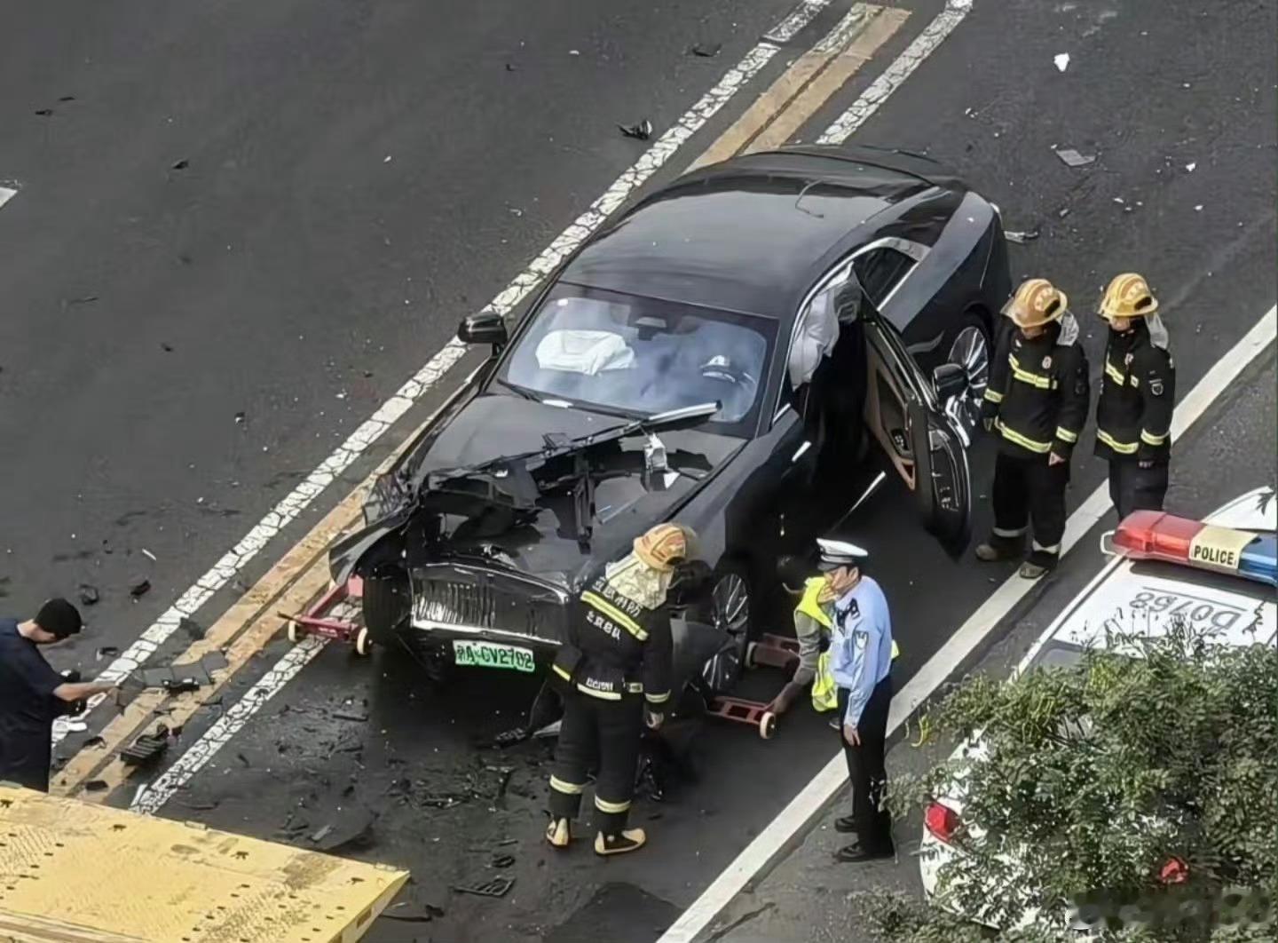陈震劳斯莱斯发生车祸还真是陈震啊，万幸人没事不知道这闪灵买商业险没，之前他说他的