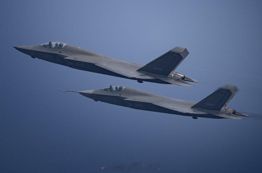 2架歼-35原型机3501+3506参加阅兵飞行训练​​​