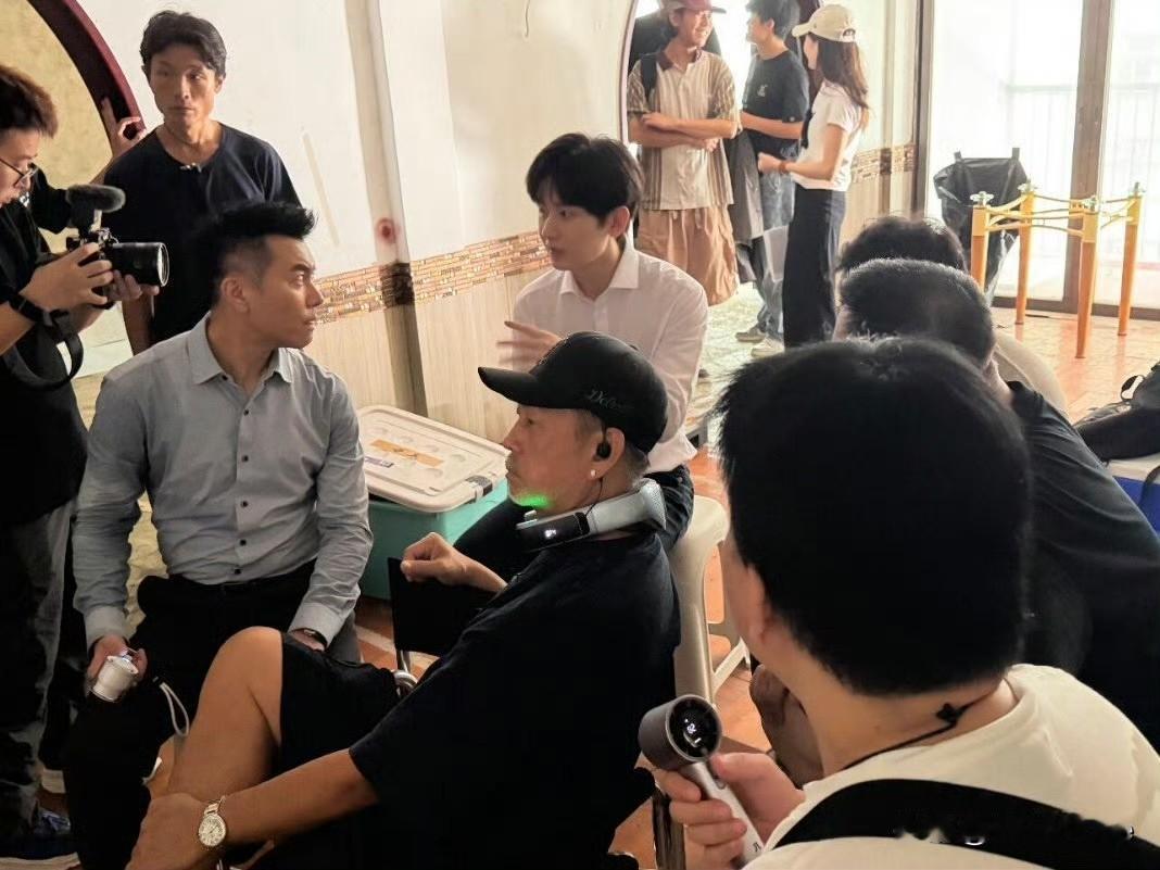 7月5日，成毅新剧路透，开机第二天，一群男演员，穿着秋装，在狭小闷热的房间，拍了