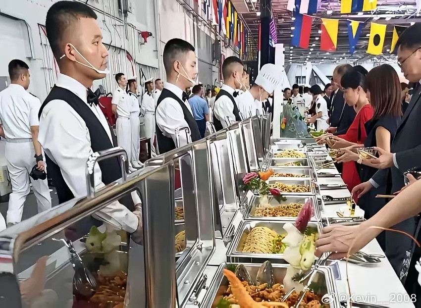 看见山东舰内部自助餐，足以显示我国强大实力！​​​