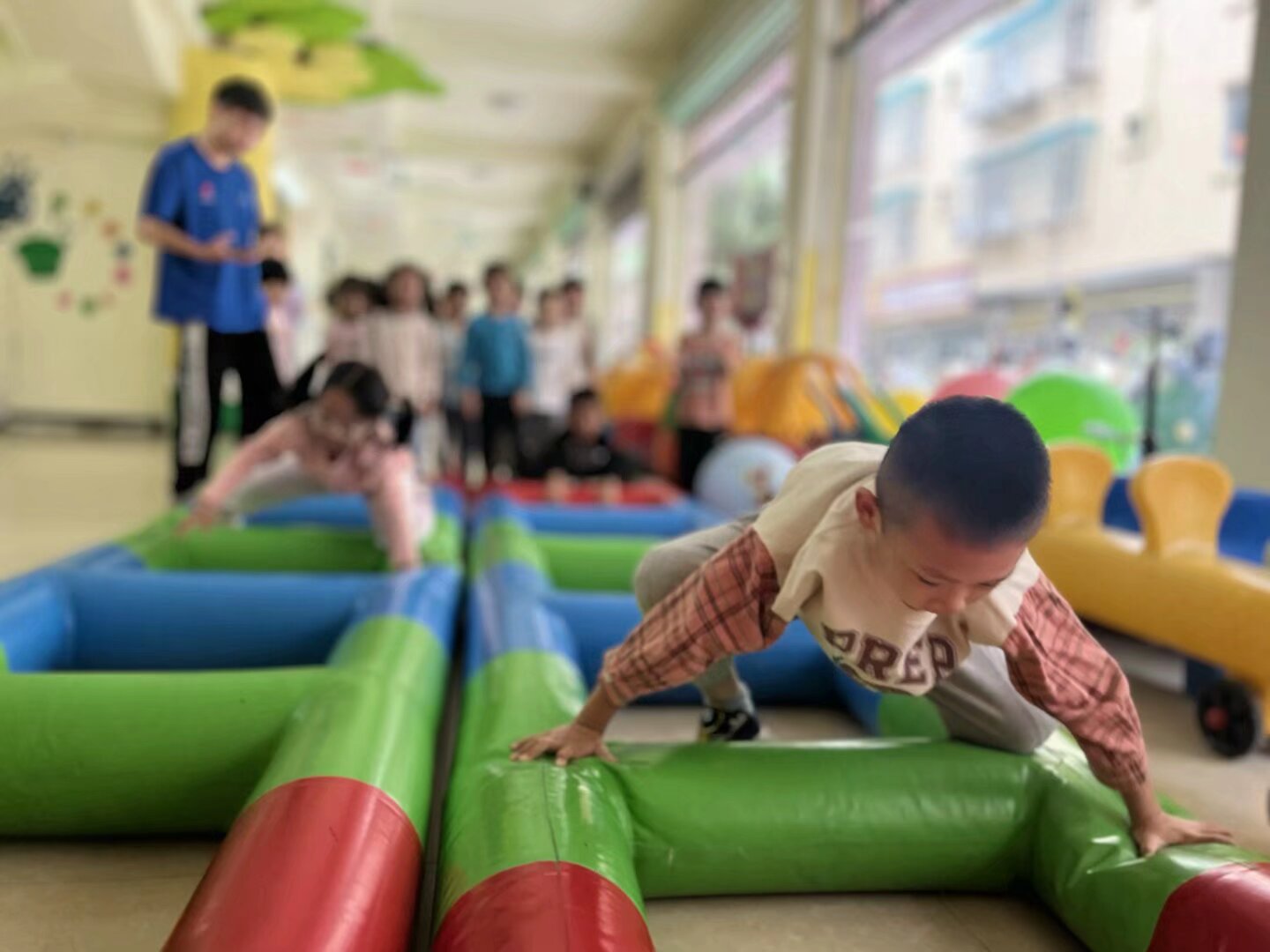 孩子们的快乐，不一定要这里游学那里旅游的，只要老师们真的为孩子着想，就在幼儿园内让孩子们玩玩游戏、安