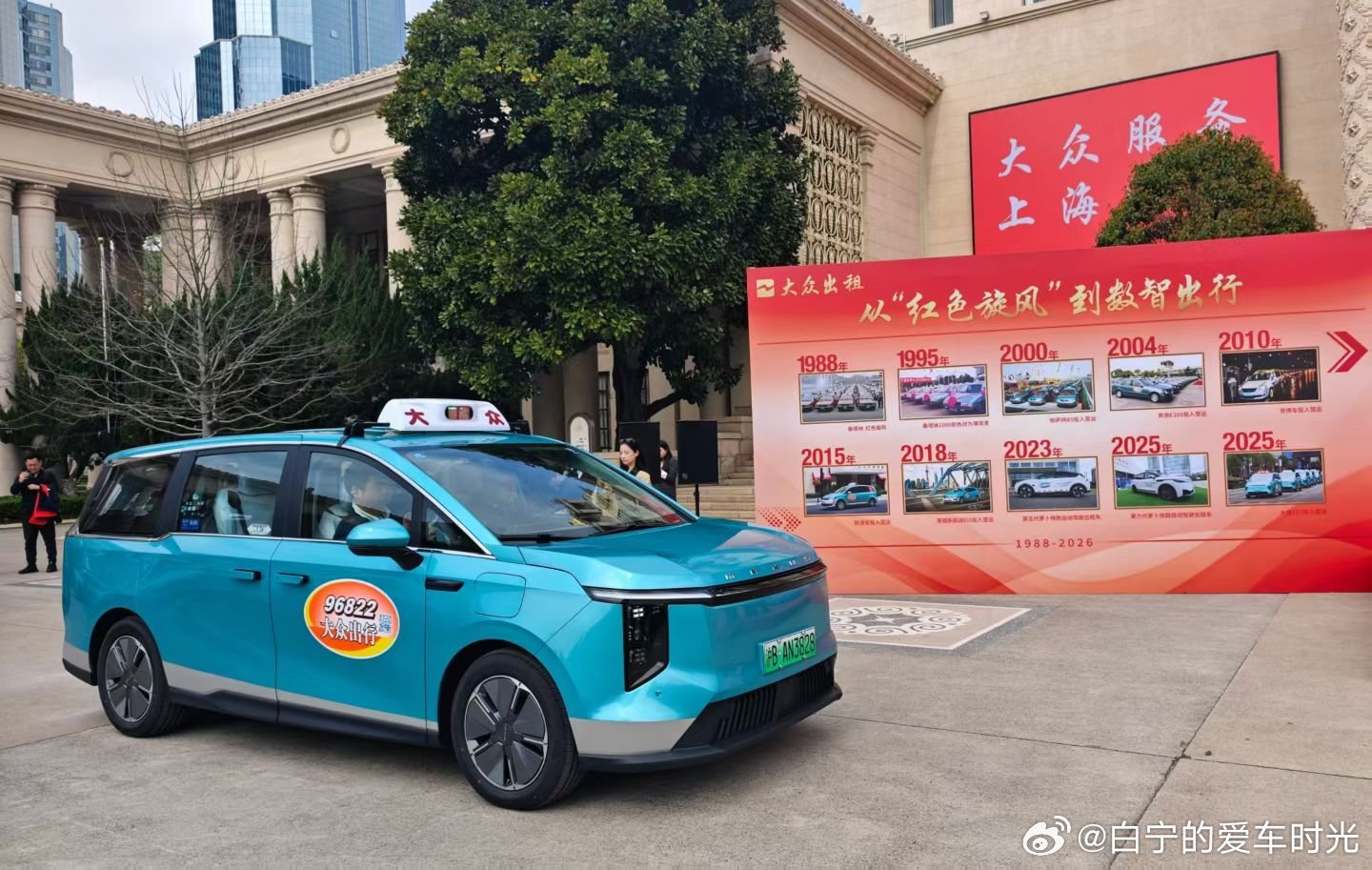 我一直觉得出租车就应该是这种大空间车身高容易上下车的形制，三厢轿车是最不适合的。