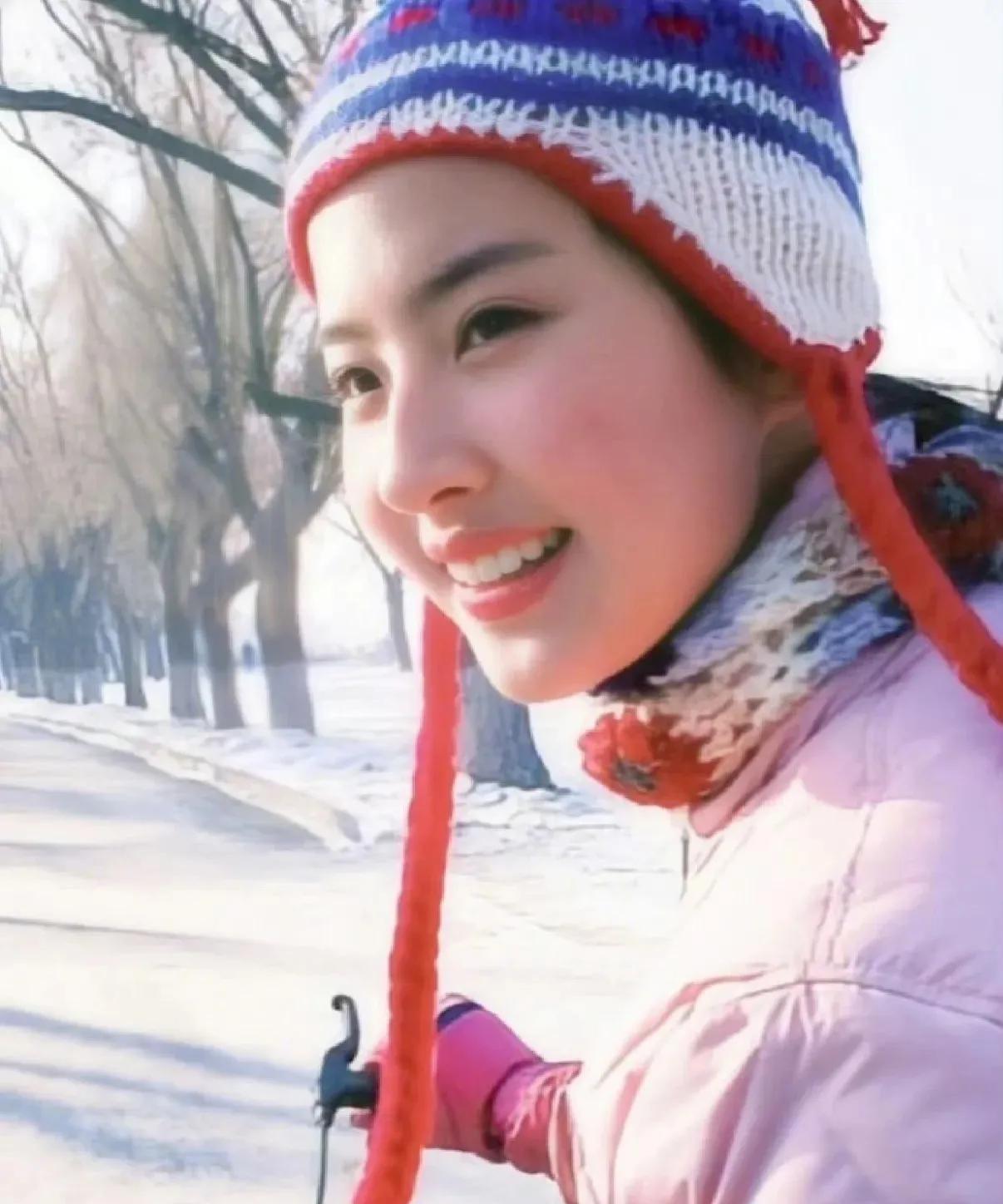 雪地里的刘亦菲，穿着粉色棉袄可可爱爱，这个时期真的美貌惊人。#刘亦菲#