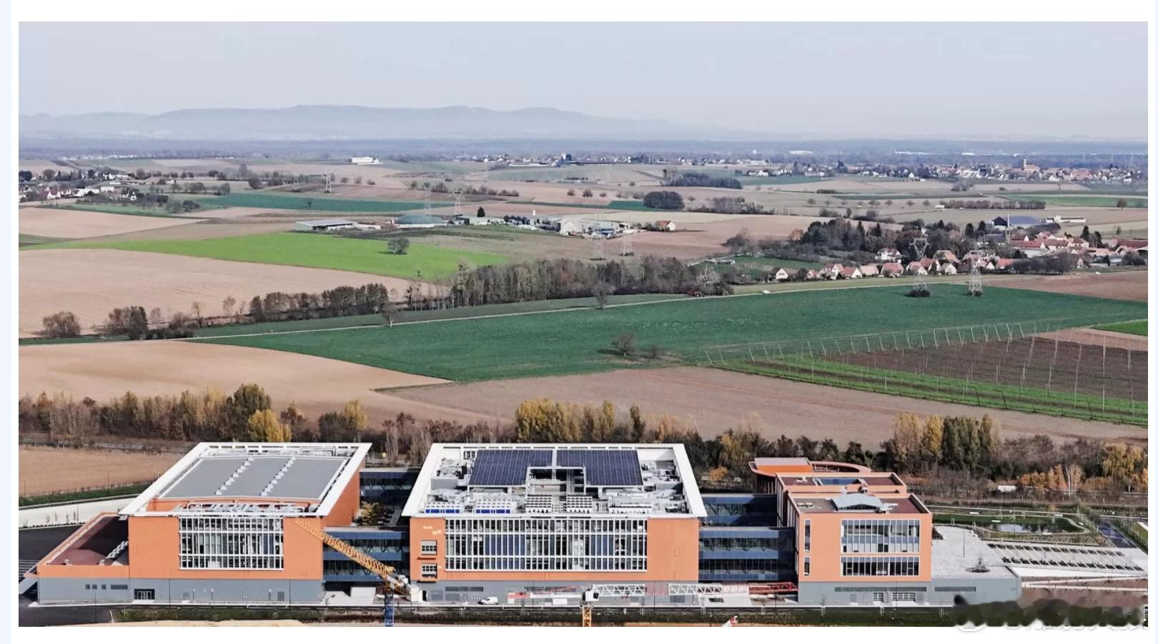 路透社指出，华为考虑出售在欧洲的首家工厂，或者调整该工厂的营运计划，虽然工厂已经