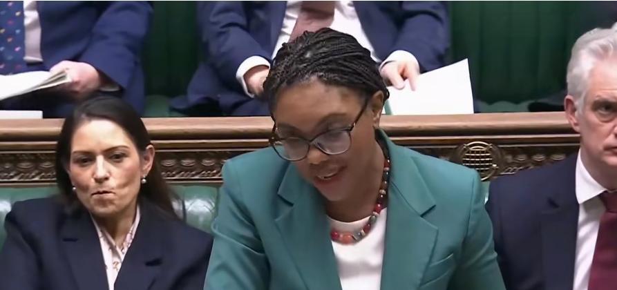 回国后的斯塔默怒怼反对派，保守党领袖全程一副“黑脸”！要说2月2日英国议会下