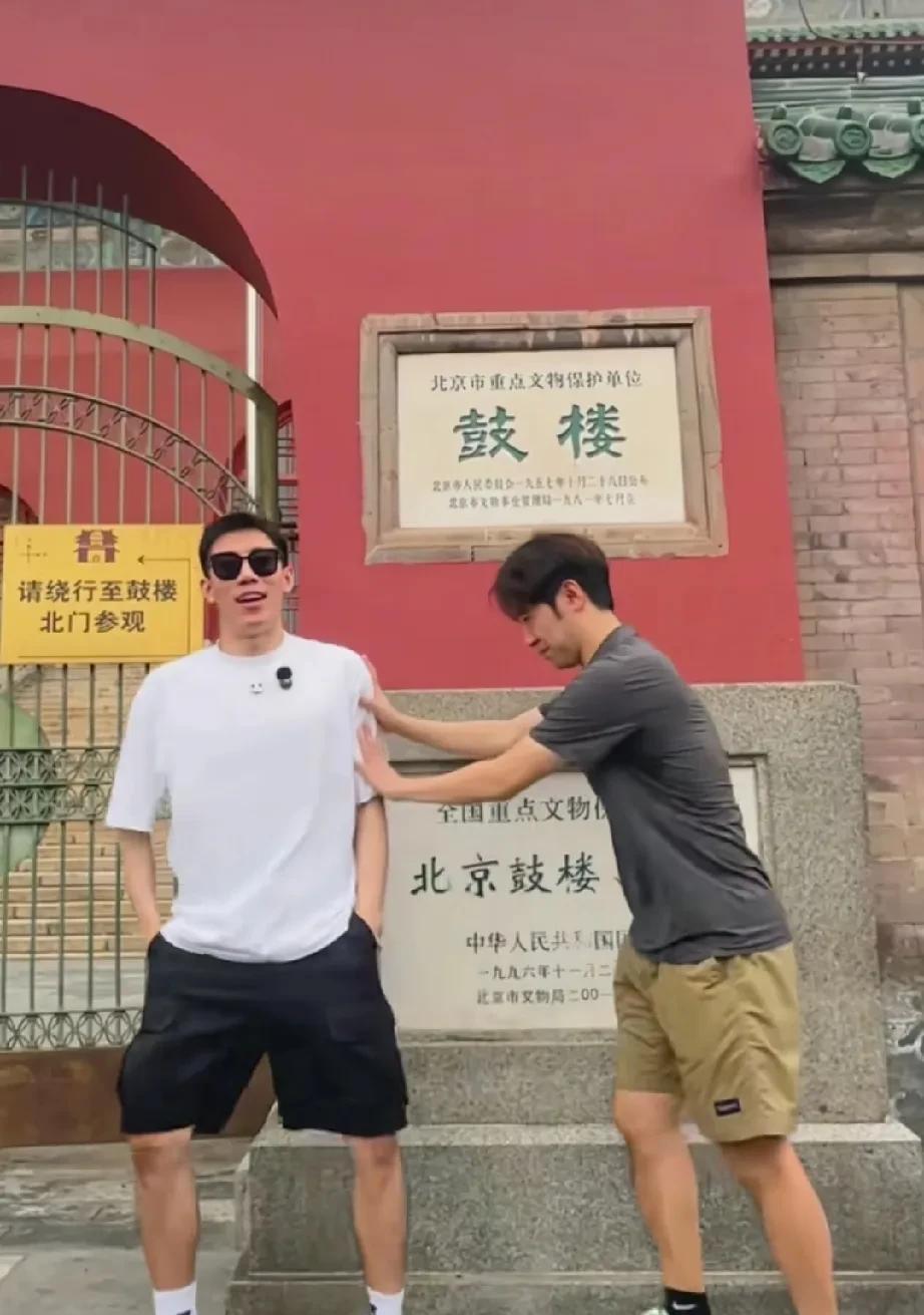 程靖淇和闫安一起在北京玩了。刚刚看到闫安和程靖淇共创的动态，两个人太好玩了，在