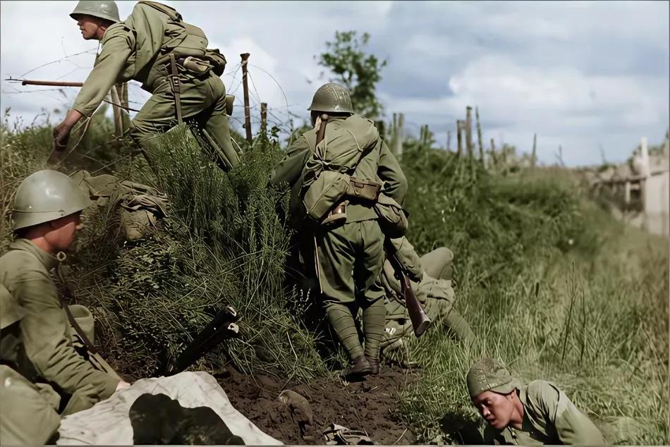 图中是淞沪会战时，日本鬼子悄悄进攻镜头。现在很多抗日剧真的太离谱了。说日本鬼子进