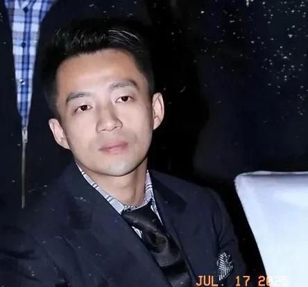 汪小菲带家人旅游称要请外婆来却被吐槽忘恩负义引发网友对家庭矛盾与网红人设的探讨