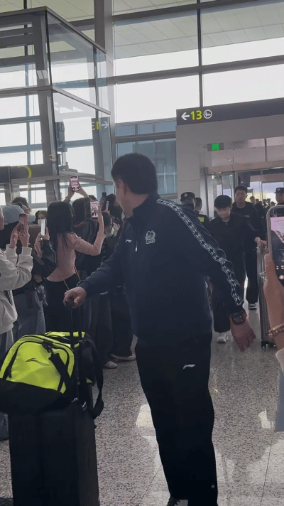 莎莎和楚钦到达机场，coco带着莎莎一起走，机场安保人员对王楚钦的保护很到位。
