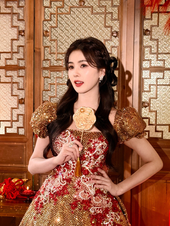1.白鹿近来言行谨慎得很，团队把她过往动态全筛查一遍，就怕被放大言行翻旧账。2.