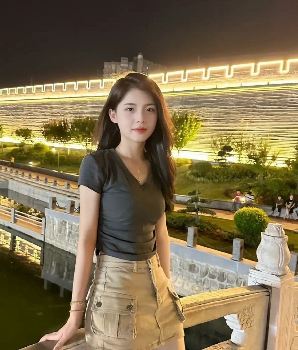 女友外派月，陪她同事挑腕表