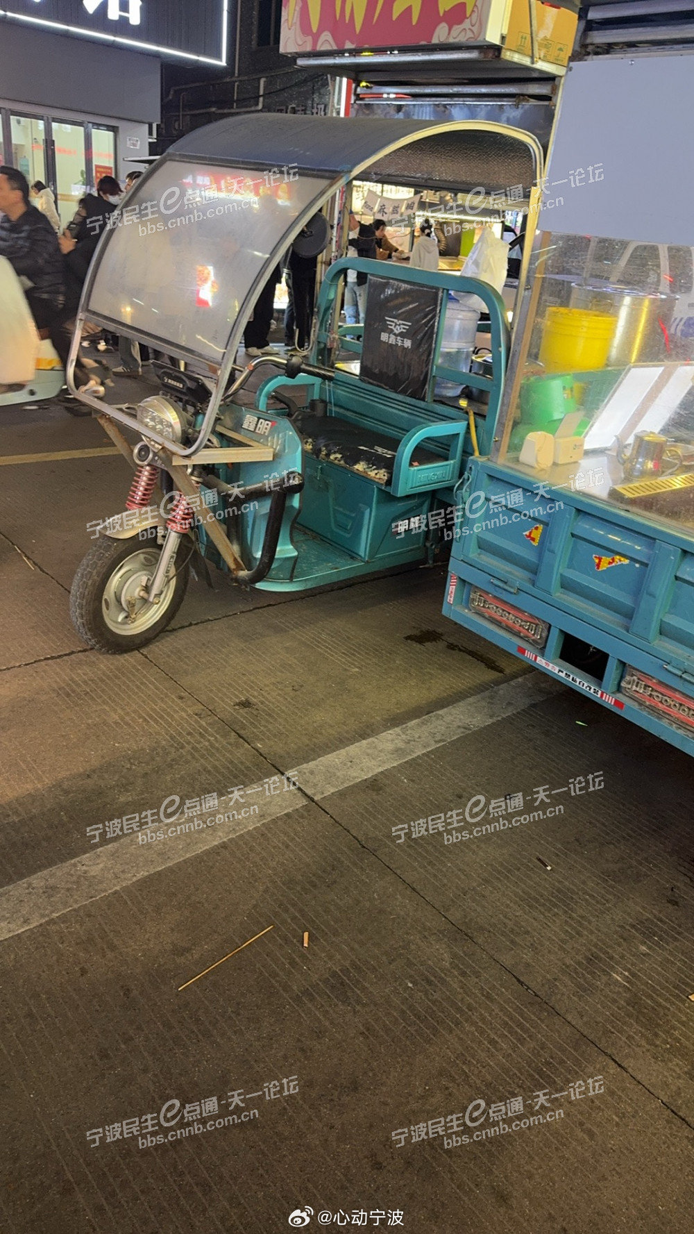 【宁波宁海斗门张夜市引争议：安全合规与烟火民生如何平衡】近日，有网友通过宁波民