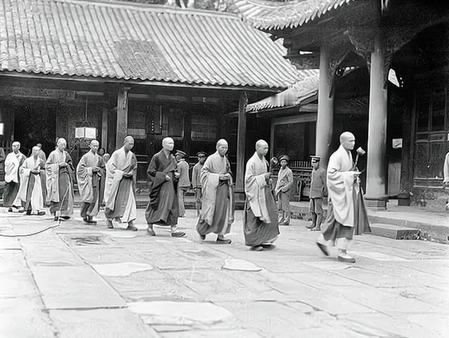 1937年，南京沦陷后，一名国军工兵营长为活命，化装隐于永清寺当起了和尚，岂料却