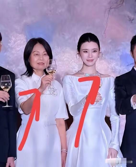 澳门婚礼答谢宴上当奚梦瑶跟妈妈站在一起时我才发现奚梦瑶究竟有多狠起因是因为