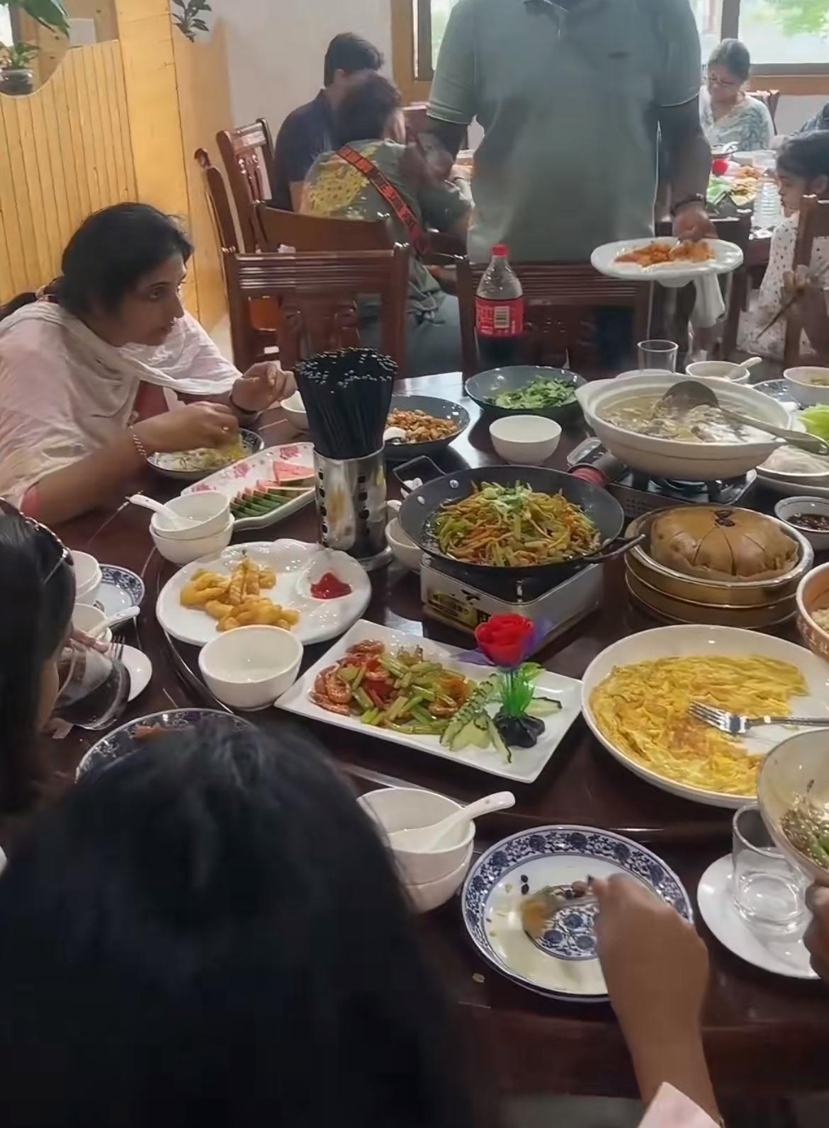 印度游客在中餐厅吃饭，即使各种热汤热饭依然选择用手抓饭吃，虽然老板给他们提供了叉