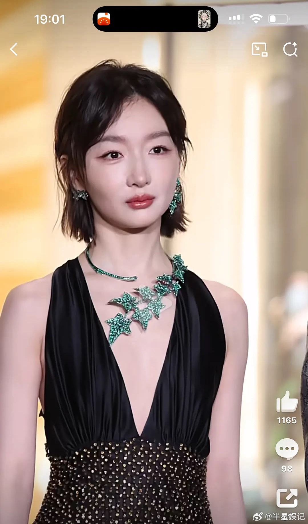 周冬雨这么省吗，两天活动穿同一套