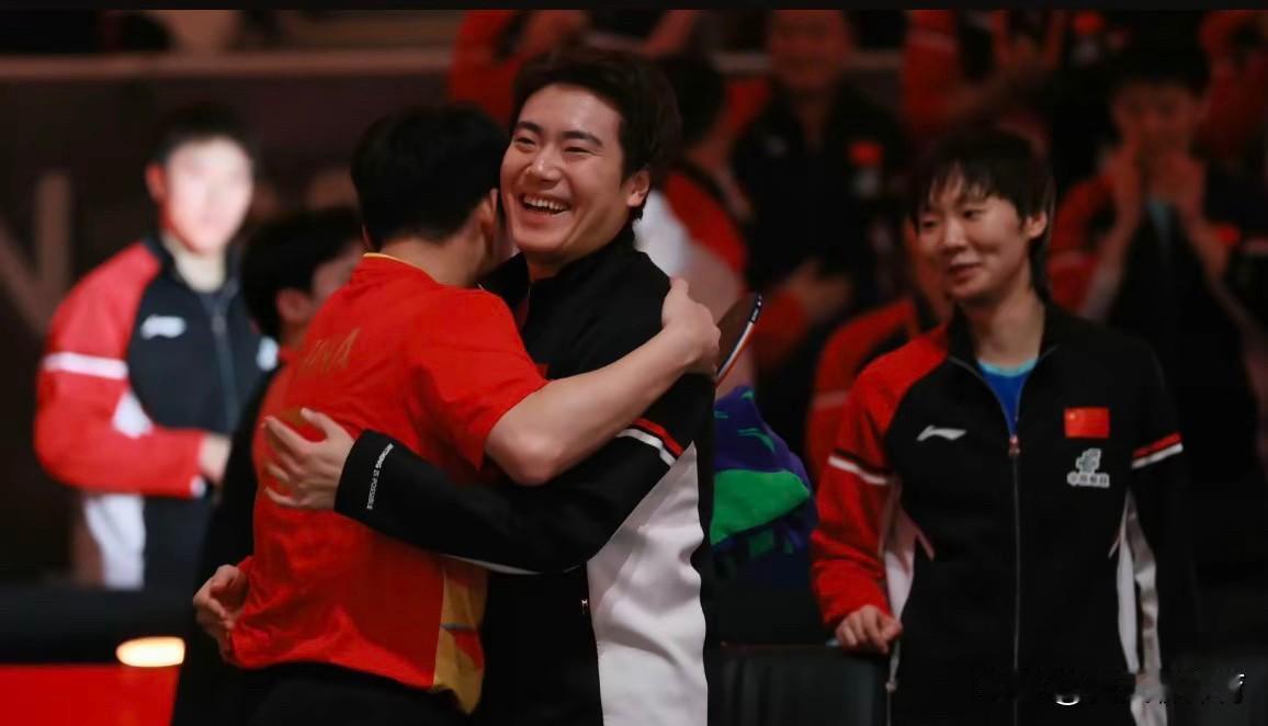 赛后好感动的画面啊！昨晚上林诗栋赢了张本智和后，下来先去找梁靖崑要抱抱，小石头好