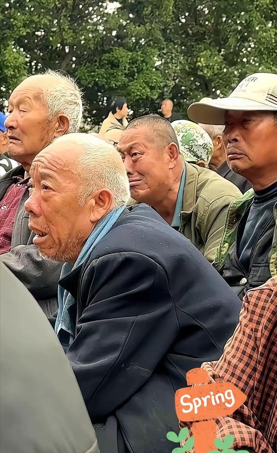 山东梁山有个老板掏了50万，请河南豫剧团连唱6天大戏，本来是给老爹办80大寿，结