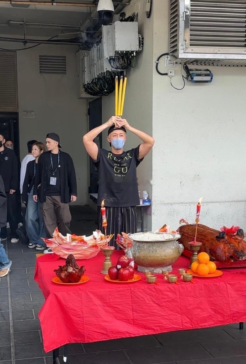 林峯今晚在红馆举行《GOWITHTHEFLOW》演唱会头场，演唱会前，林峯