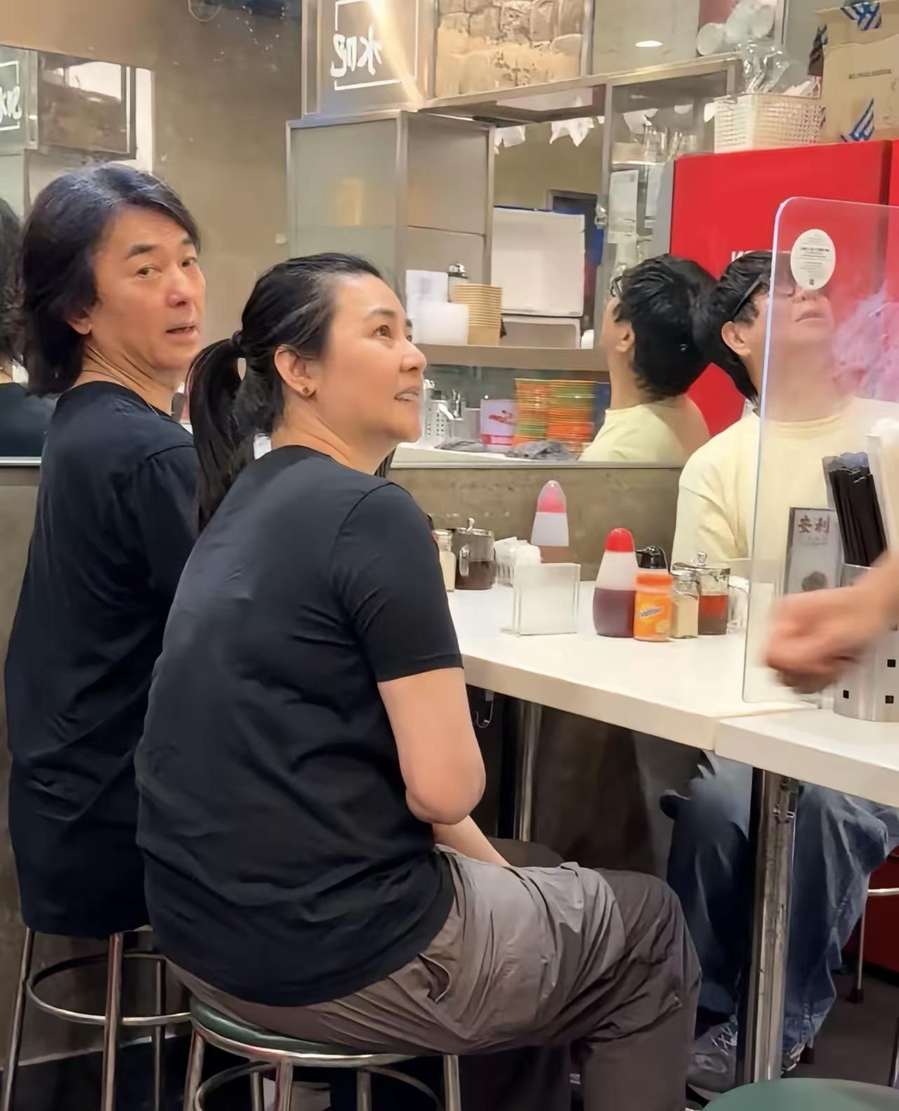 这两口子黑了老了，和普通路人没什么区别，差点没认出来，你不会也认不出来她们是谁了