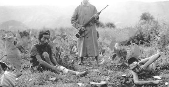 1944年8月，连长陈启明无意中发现，一名日军俘虏的脖子上挂着一块铜牌，上面刻着