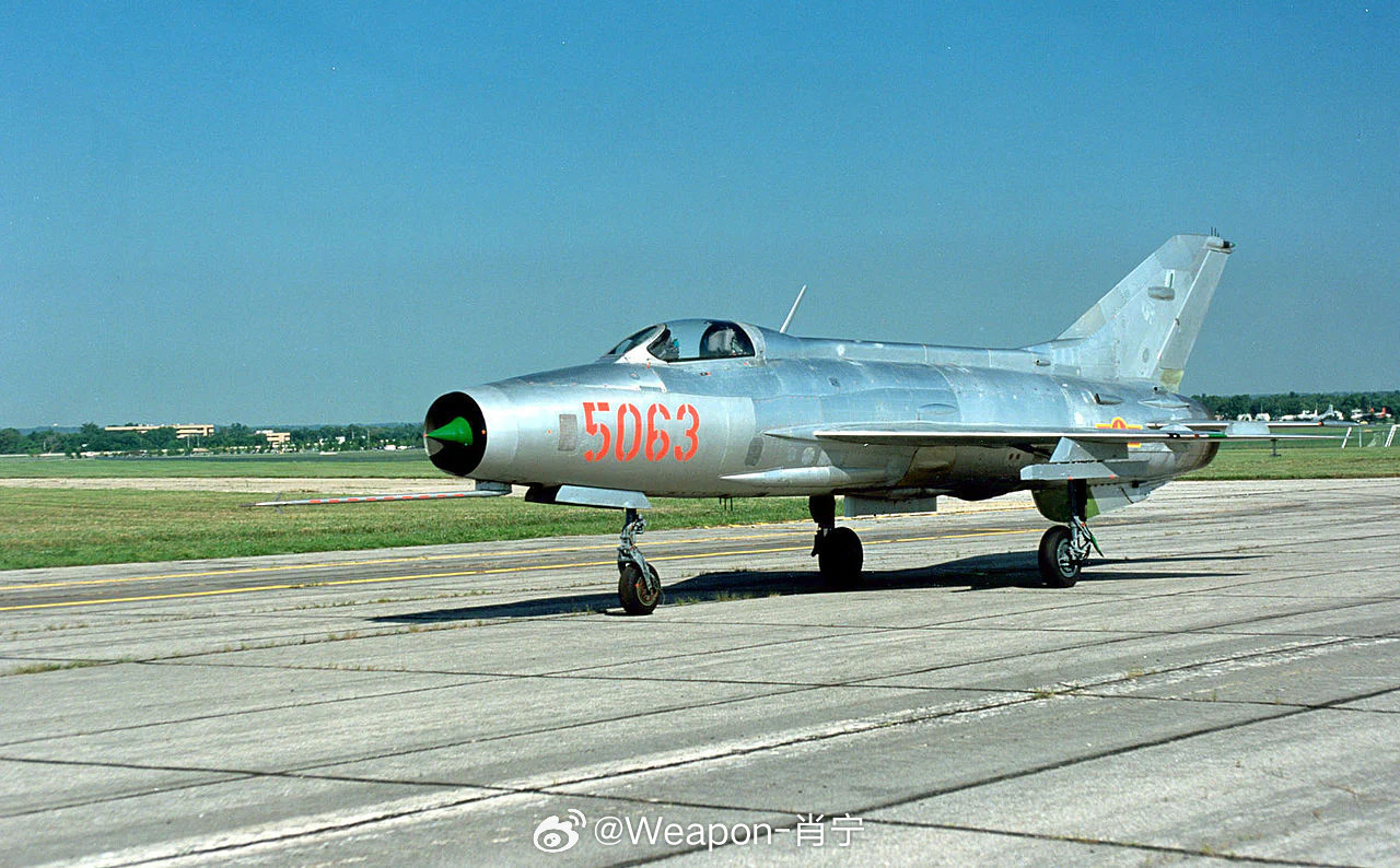 兵器影像1972年12月，“后卫二号”行动期间，越南北部上空，美国空军B-52