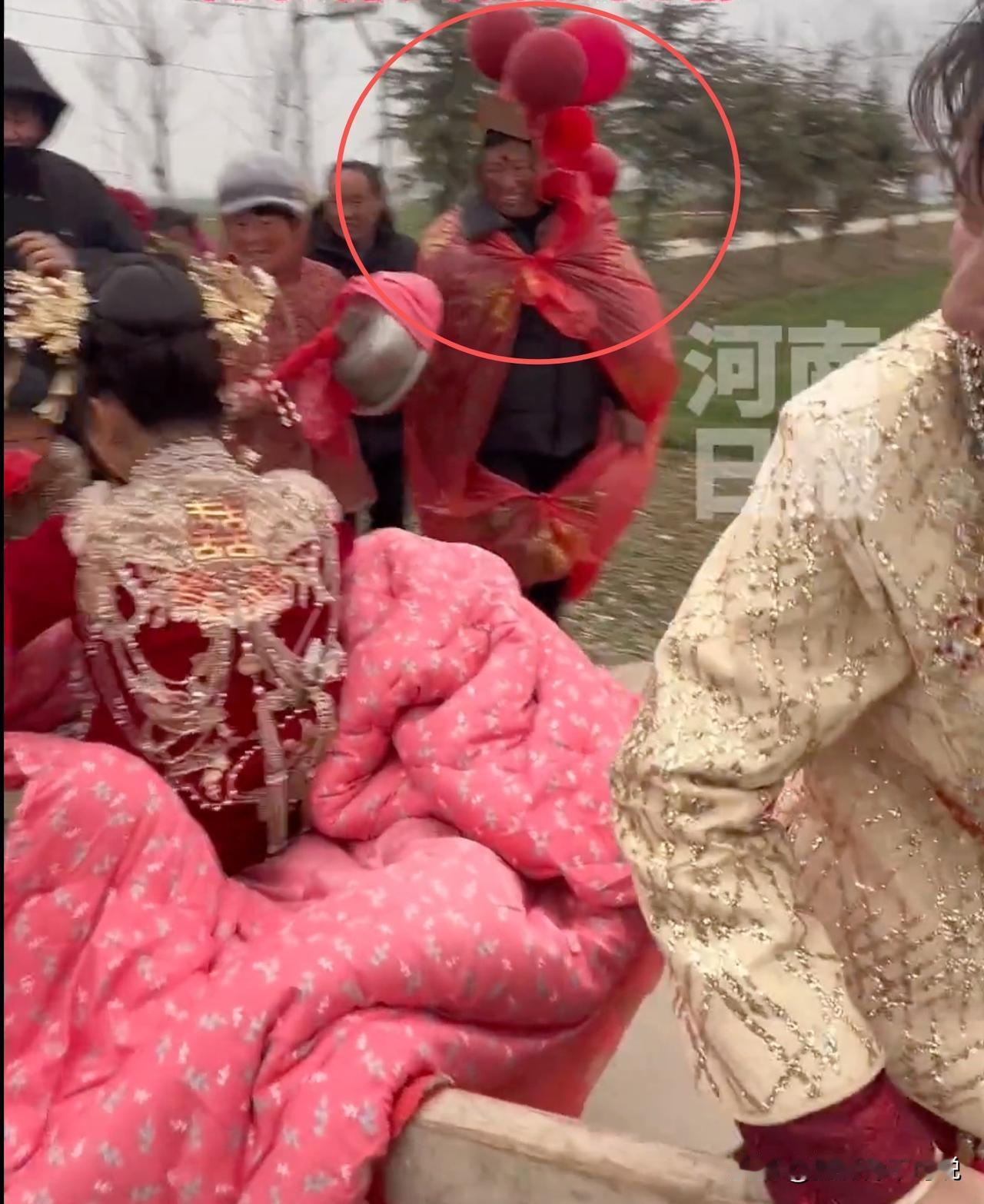 用手推车赢取美娇娘，这哥们儿简直赢赢赢了！最近看见一段视频拍摄的是一哥们儿把手推