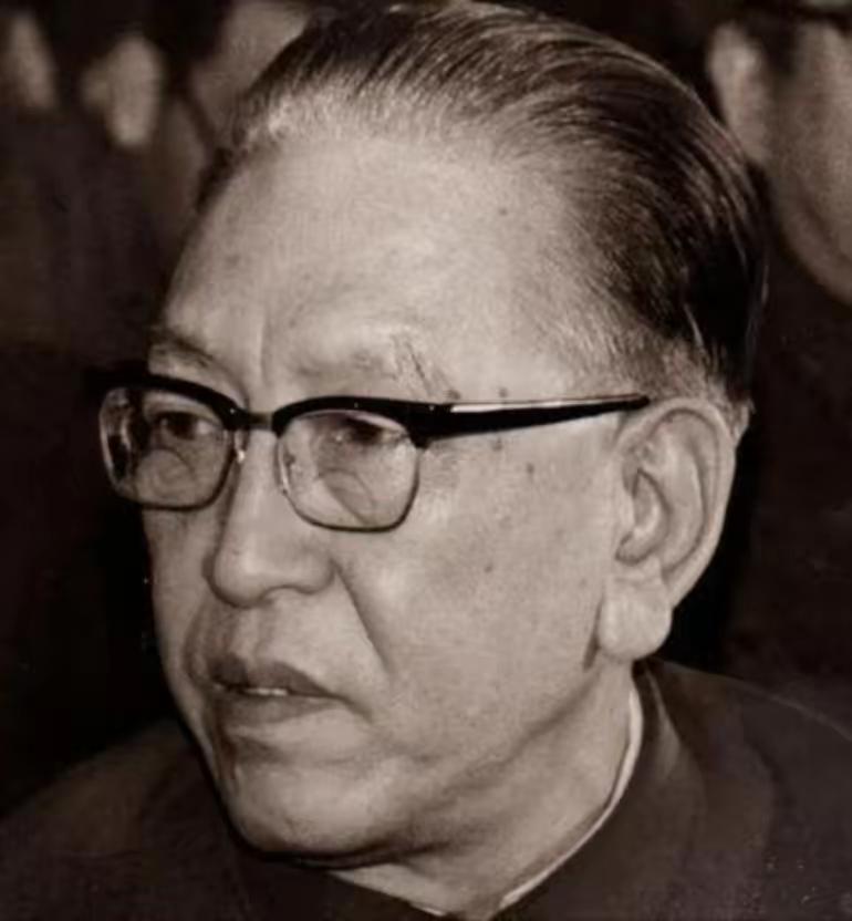 1955年授予上将的许世友问已经从事外交工作的耿飚，“要是你还在军队得授啥军衔？