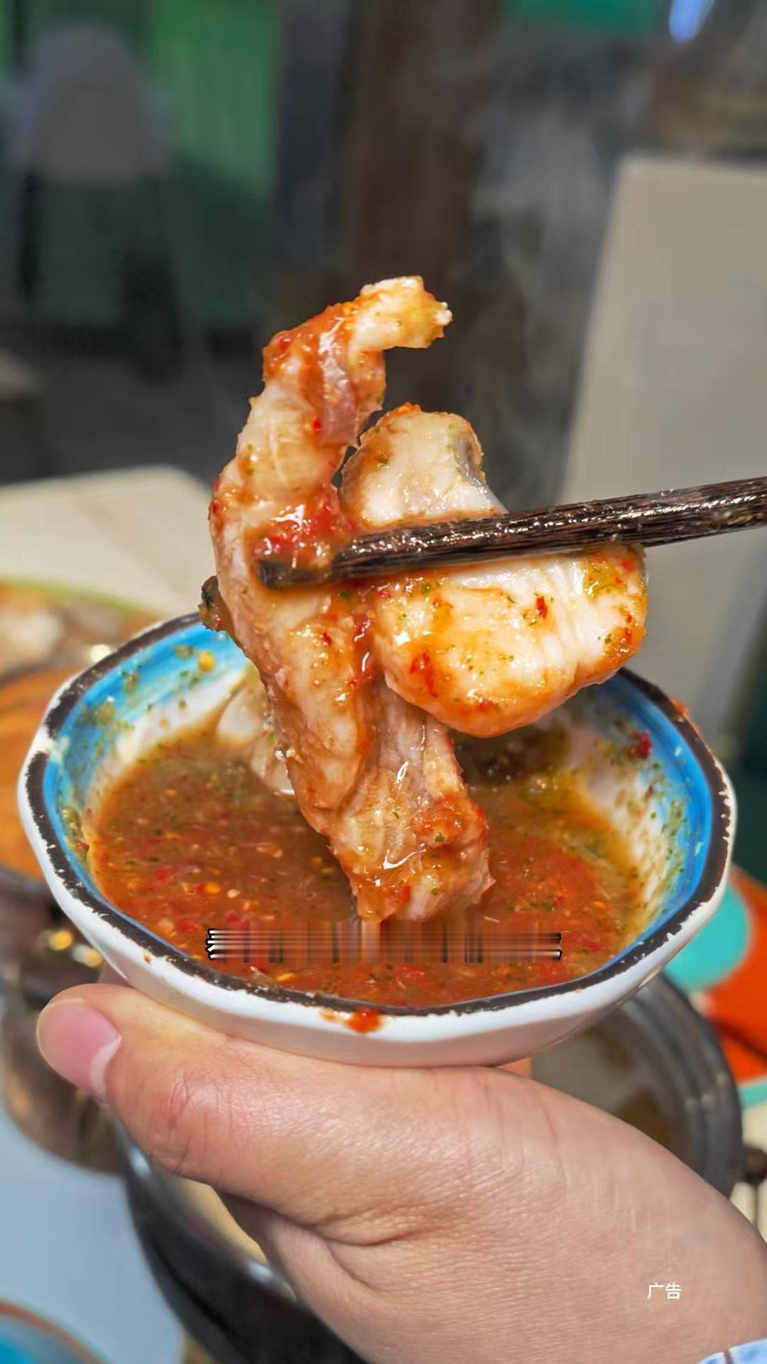 这里有足足12种海鲜，荤素不限量，随便拿随便吃，带娃来也不用担心不够吃。9块9