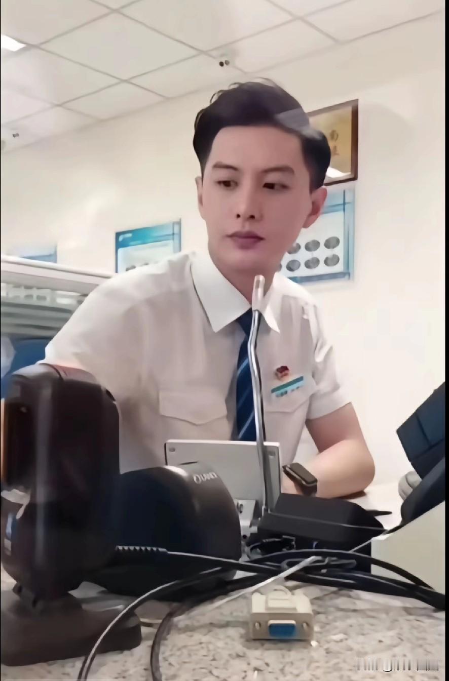他说如果还在高铁站工作的话，就已经买房娶媳妇生孩子了，说的时候一脸憧憬……还说现