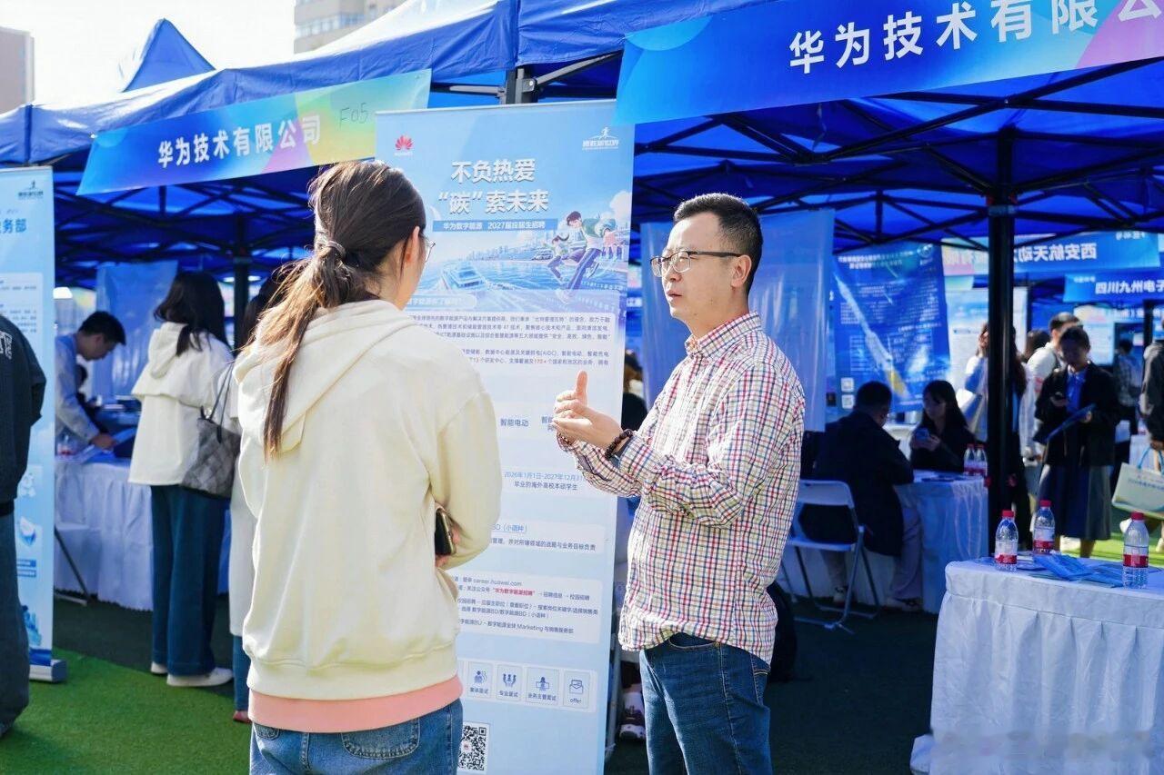 兰州大学秋招名企云集【学子笃定赴新程】兰州大学秋季双选会现场，毕业生们穿梭于各个