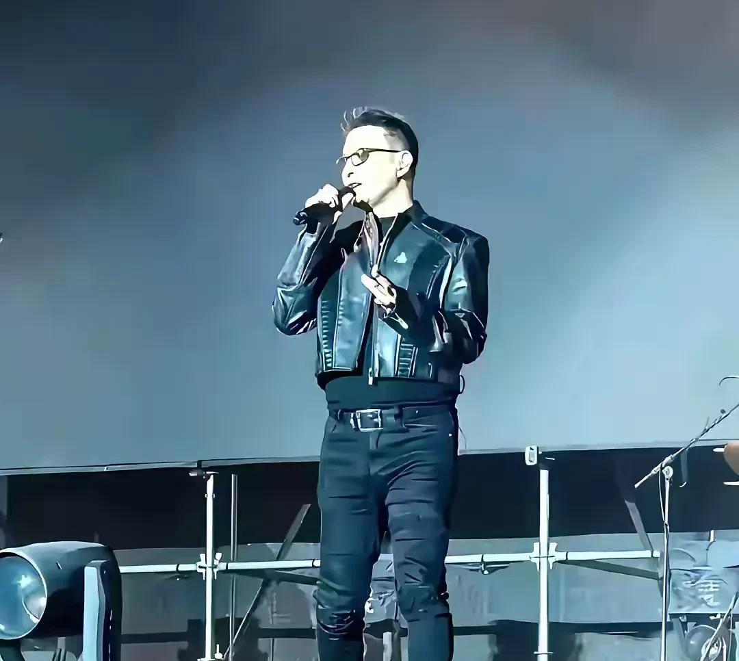 汪峰啊，汪峰，为什么这么执迷于紧身裤？自己的身材几斤几两不知道吗？这衣品真的太