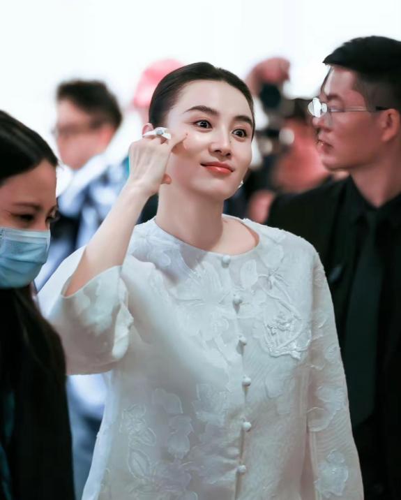 宋佳空降南京线下活动，直接美到出圈！身穿一袭白色新中式套装气场全开。很多女明星线