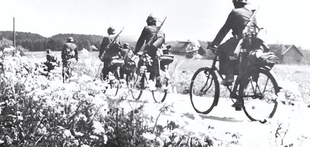 1943年，只听“啪嗒”一声，一个侦察员的枪掉在了大街上，他不慌不忙地捡了起来。