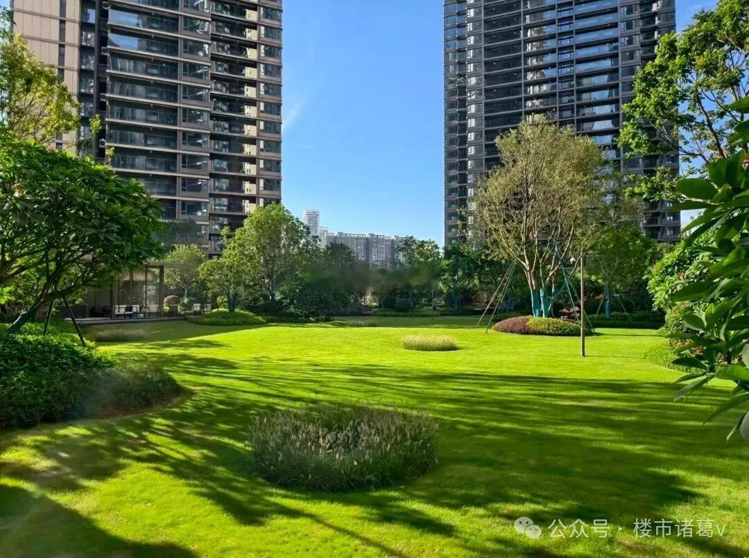 深圳前海桂湾的深业云海湾，于今年8月底收楼，因交付品质不错获得一众好评。近期，小