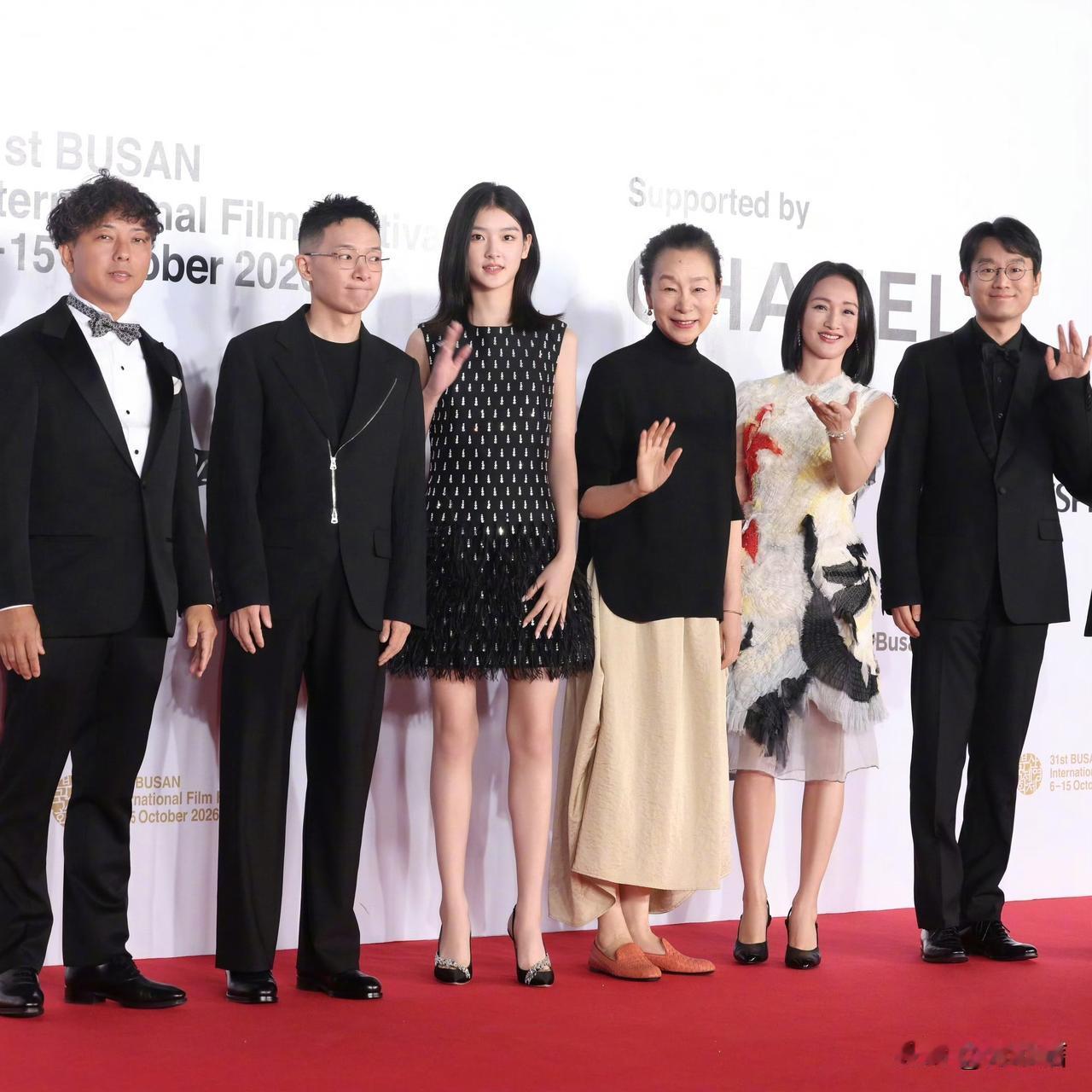 现在的小孩吃什么长大的？继朱朝阳的扮演者荣梓杉身高蹿到1米9后，普普的扮演者王圣