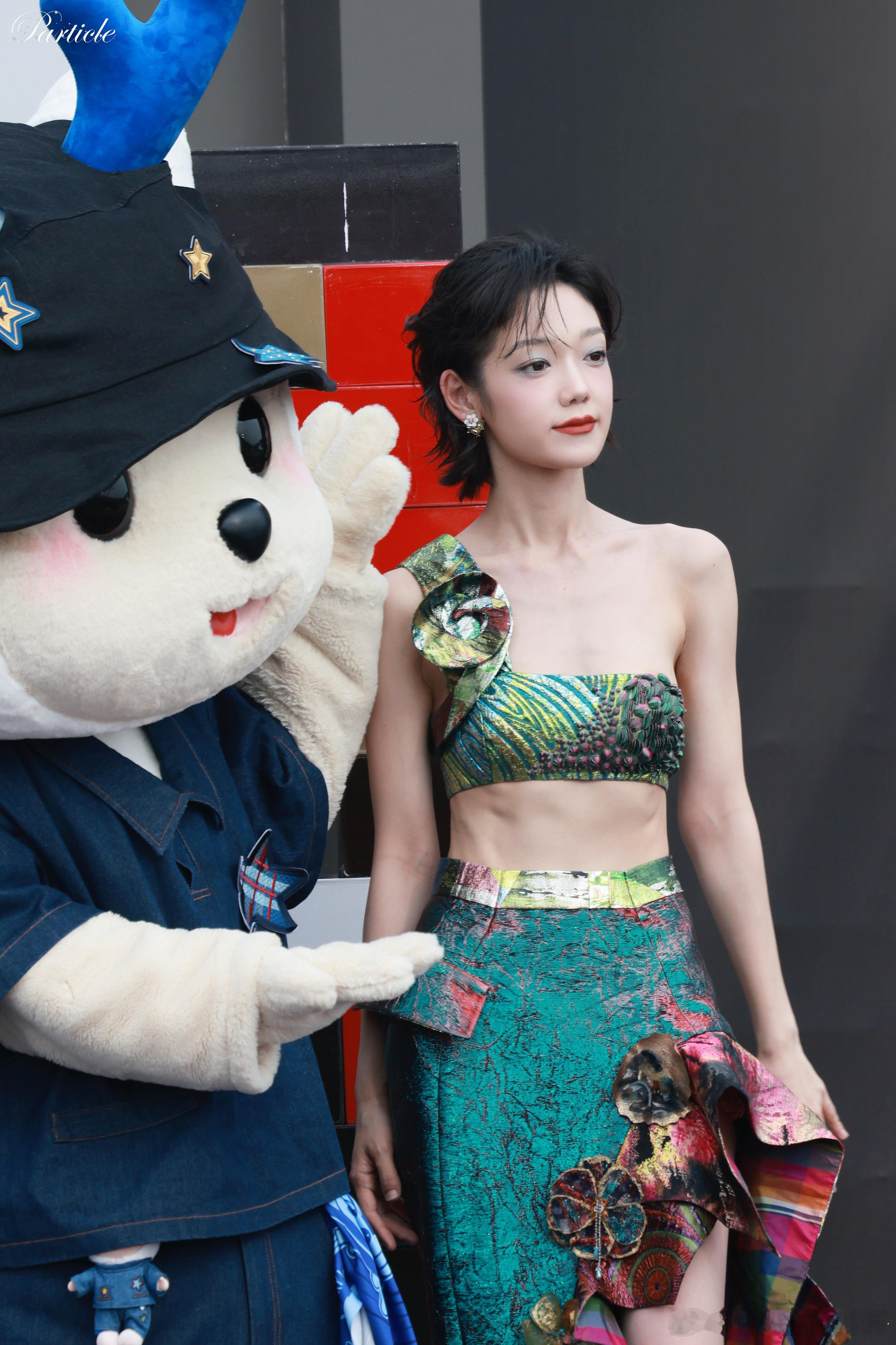 希林娜依高背肌线条露背造型太惊艳，希林娜依高的背肌线条清晰利落，挺拔舒展，满满的