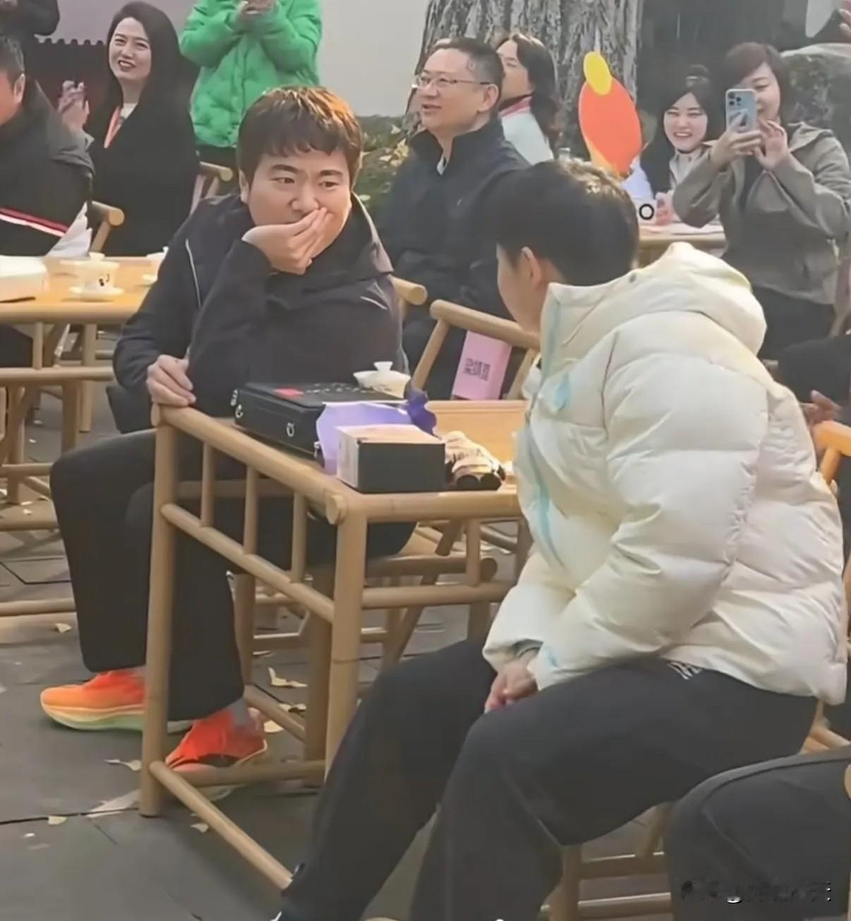 孙颖莎和梁靖崑的关系，这么说吧，既是高中同学又是大学同学。梁靖崑喊孙颖莎“莎宝