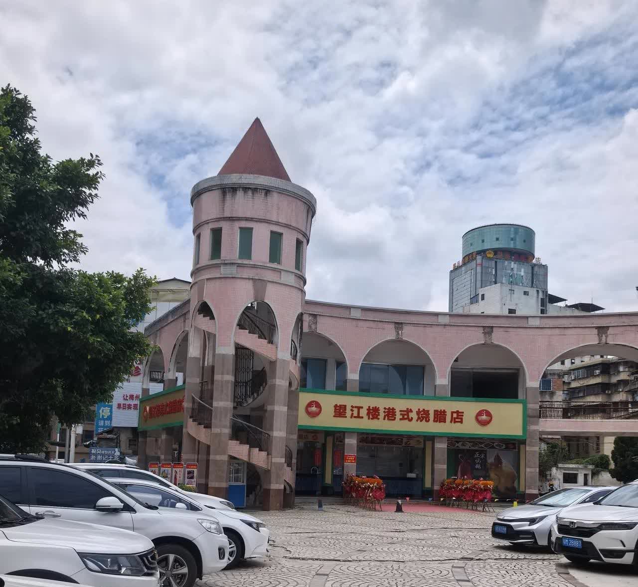 今天上午11点多，在梅州市江北江边路华侨大厦旁的望江楼港式烧腊店，发生了一件奇怪