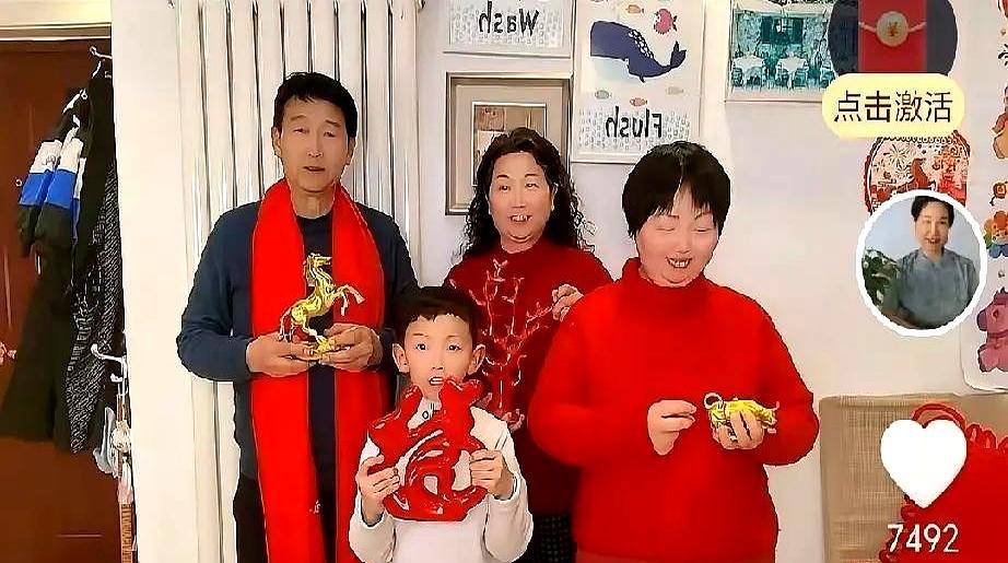 一个智力停留在三岁的女儿，身边却常年跟着一个身份成谜的“女婿”。本以为是找了个保