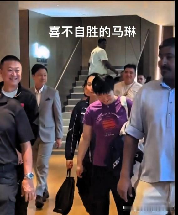 看马琳的表情，此时的马琳一定很感慨。马琳感慨：曾经的他也是全世界打比赛，得了