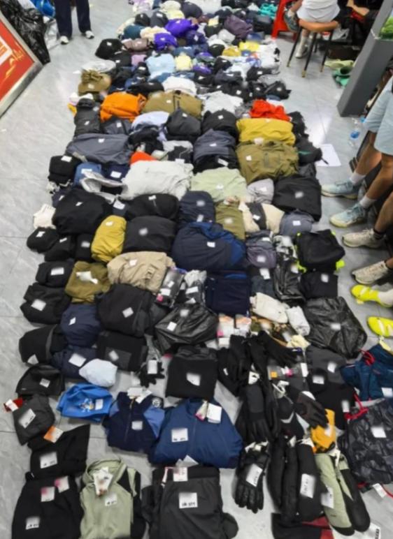7月22日，广州多家运动品牌门店接连发生怪事：明明店员一直守在现场，衣服却一批批